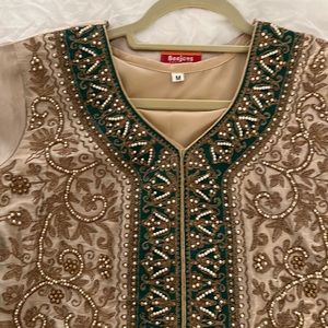 Indian dress size medium comes with scarf and pants.